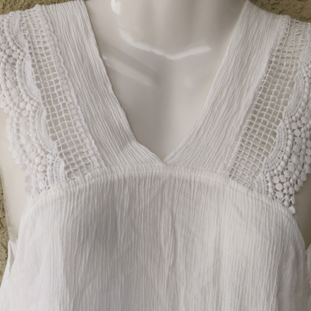 Kimchi blue white crochete sleeveless top - Picture 4 of 8
